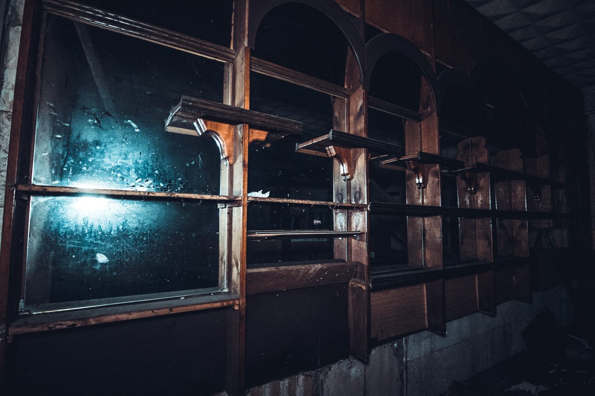 В черные окна никто не посмотрит