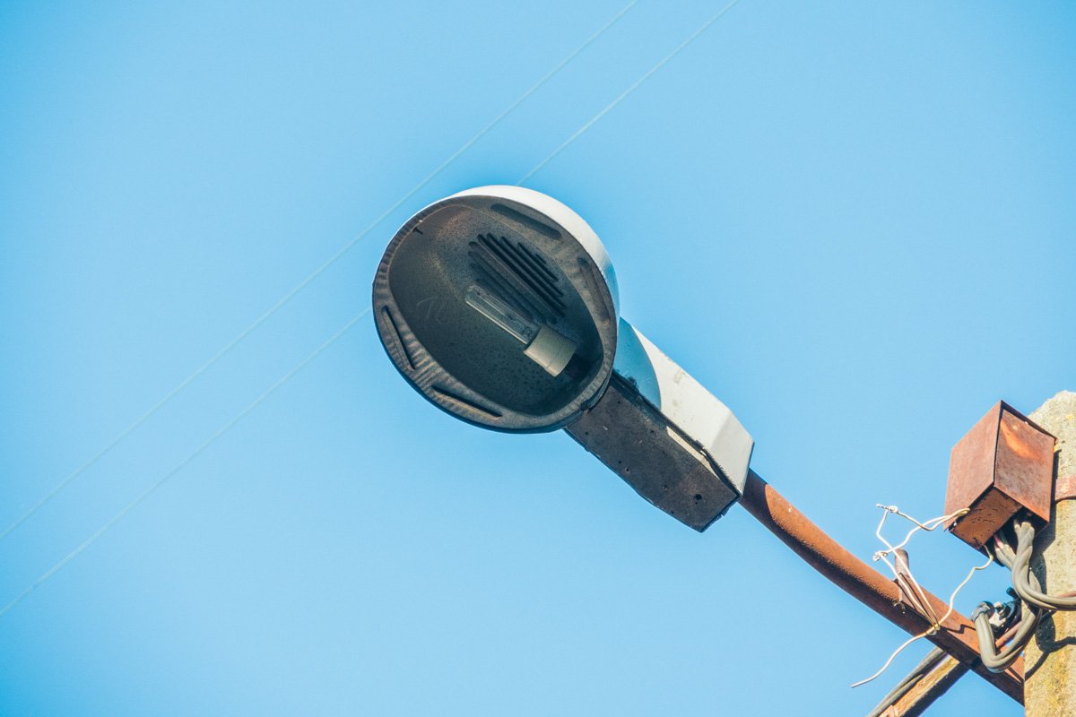 Систему внешнего освещения починили, однако провода на фонаре подозрительно торчат 