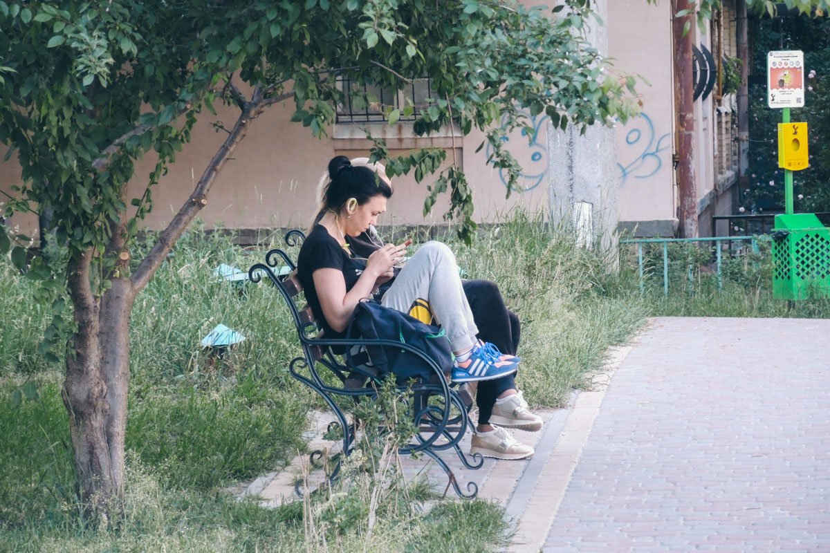 Лавочки в сквере целые и выглядят хорошо