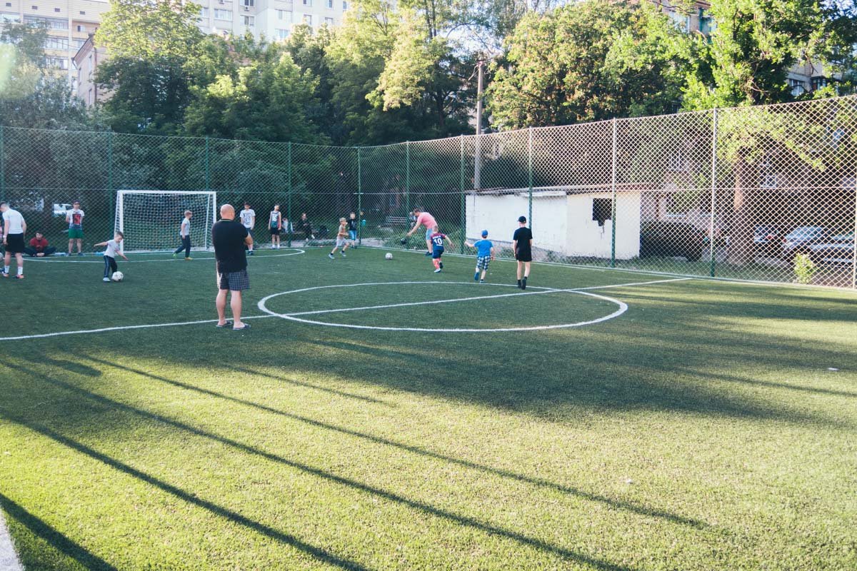 Теперь недалеко от дома можно и в футбол погонять