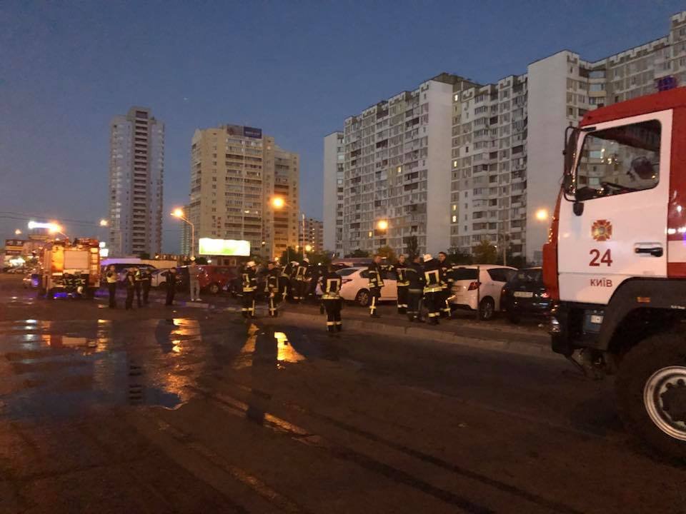 Инцидент случился около 4:00 в Дарницком районе столицы по адресу: улица Григоренко , 36 Инцидент случился около 4:00 в Дарницком районе столицы по адресу: улица Григоренко , 36