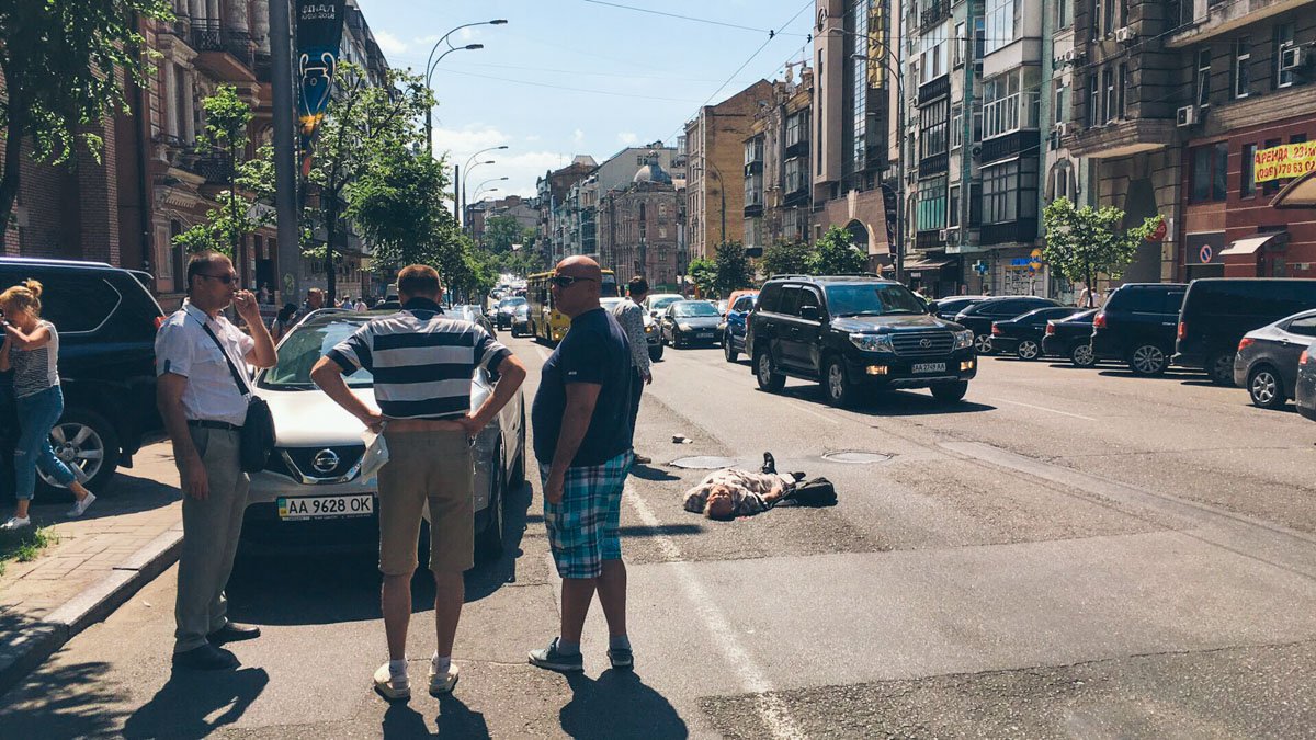 В Киеве на Саксаганского Nissan сбил пожилого мужчину В Киеве на Саксаганского Nissan сбил пожилого мужчину