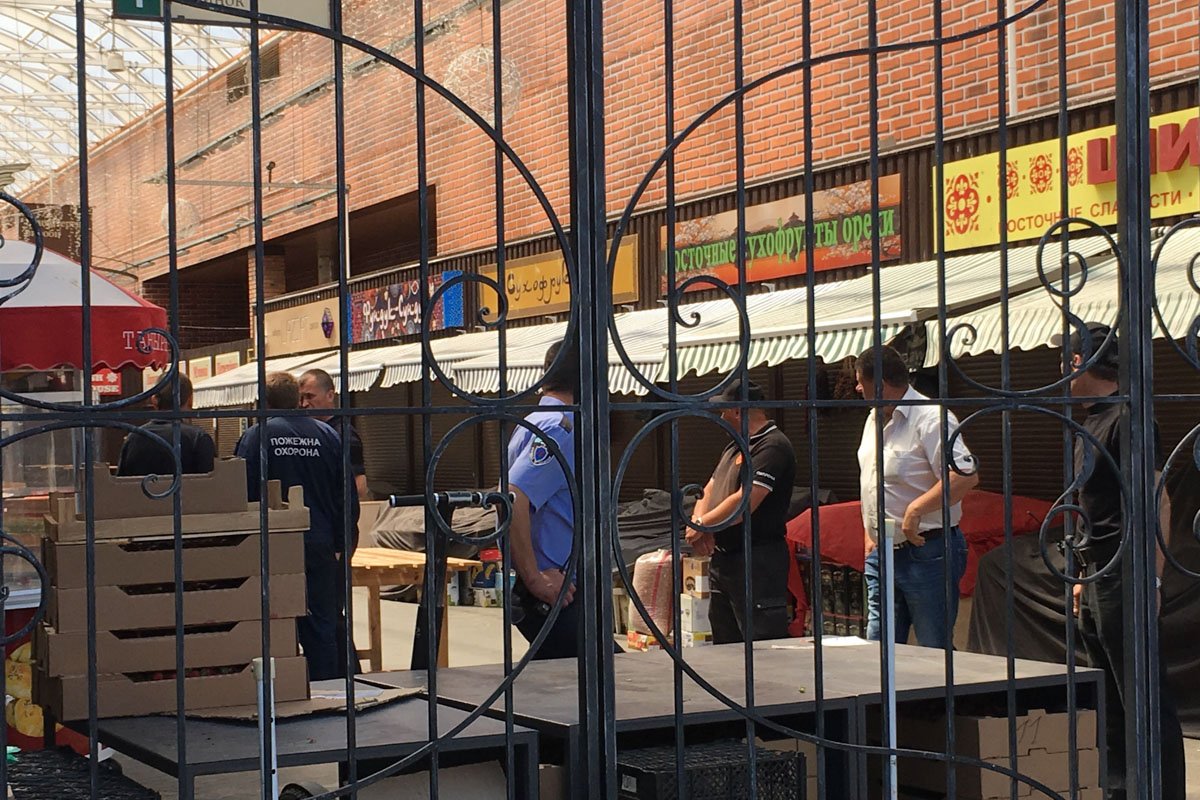 В Киеве "заминировали" рынок возле "Лесной": эвакуировали около тысячи человек 2