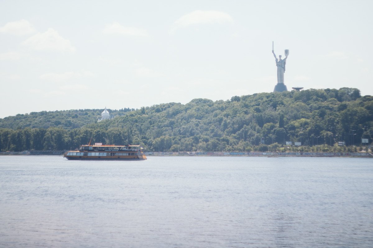 С пляжа открывается вид на Печерскую Лавру или Родину-Мать