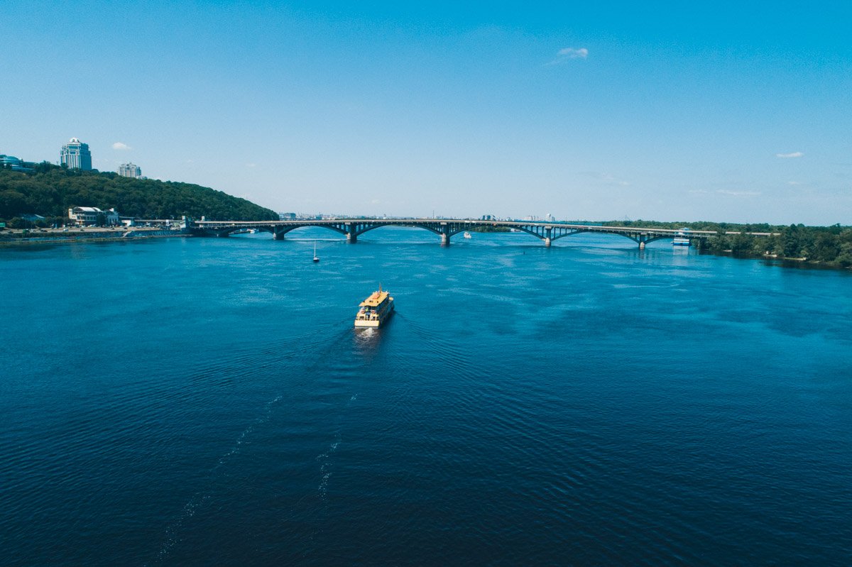 Левее расположена лодочная станция