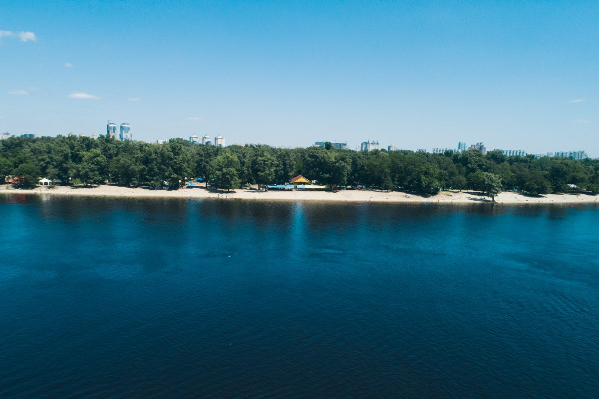 Этот пляж любят пенсионеры – говорят, там для них много бесплатных топчанов в тени. По душе он придется и чревоугодникам – это самый пищевой пляж из всех