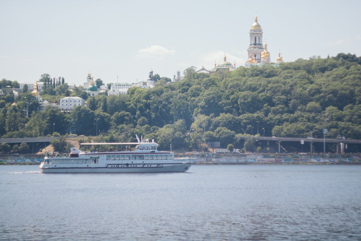 С пляжа открывается замечательный вид на Печерскую Лавру, а вечером можно наблюдать закат