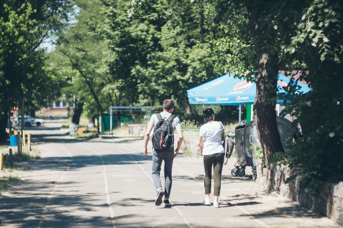 Самые разные кабаки и рестораны, прямо у пляжа и рядом с ним - все пропахло шашлыками