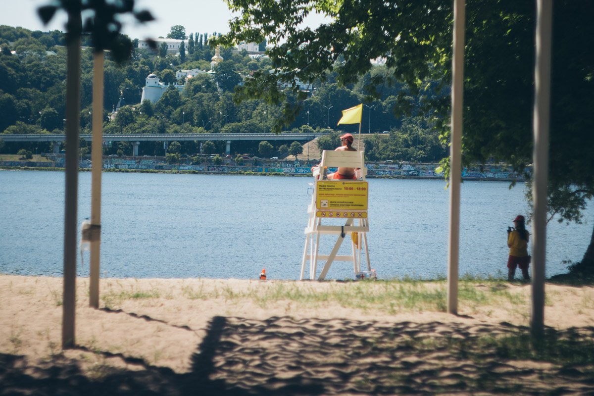 До пляжа можно добраться на машине, однако места для парковки не предусмотрены. Общественным транспортом также можно доехать: до станции метро “Гидропарк”, после чего десять минут от Венецианского моста