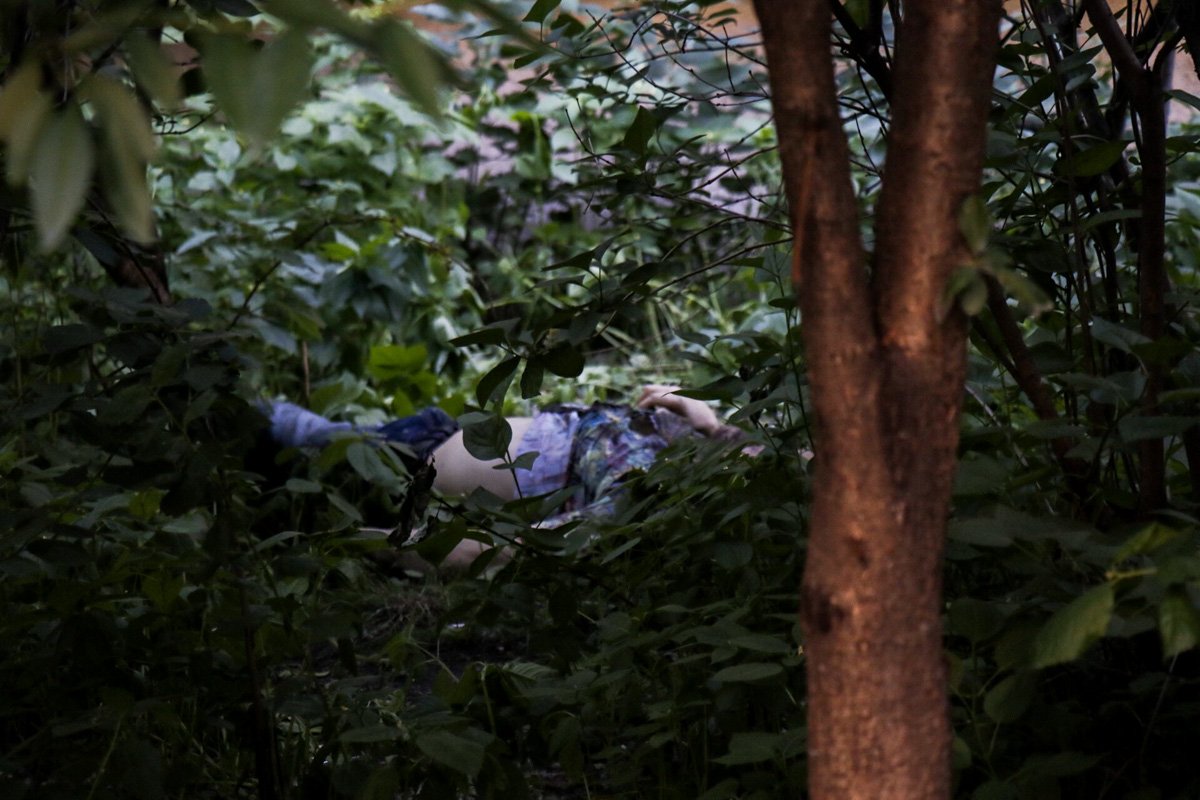 Тело лежит у всех на виду