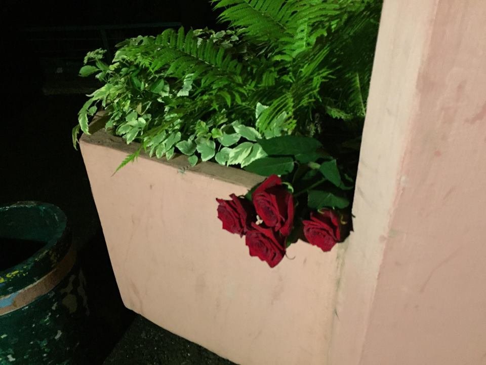 Кто принес букет неизвестно