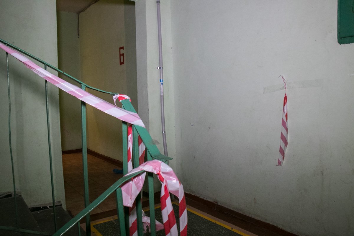 На этаже также все было ограждено красно-белой лентой