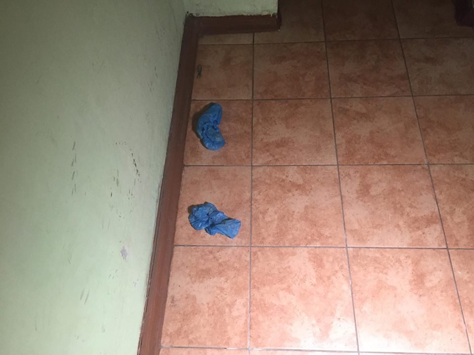 Следов крови в подъезде не было. Криминалисты оставили на этаже бахилы