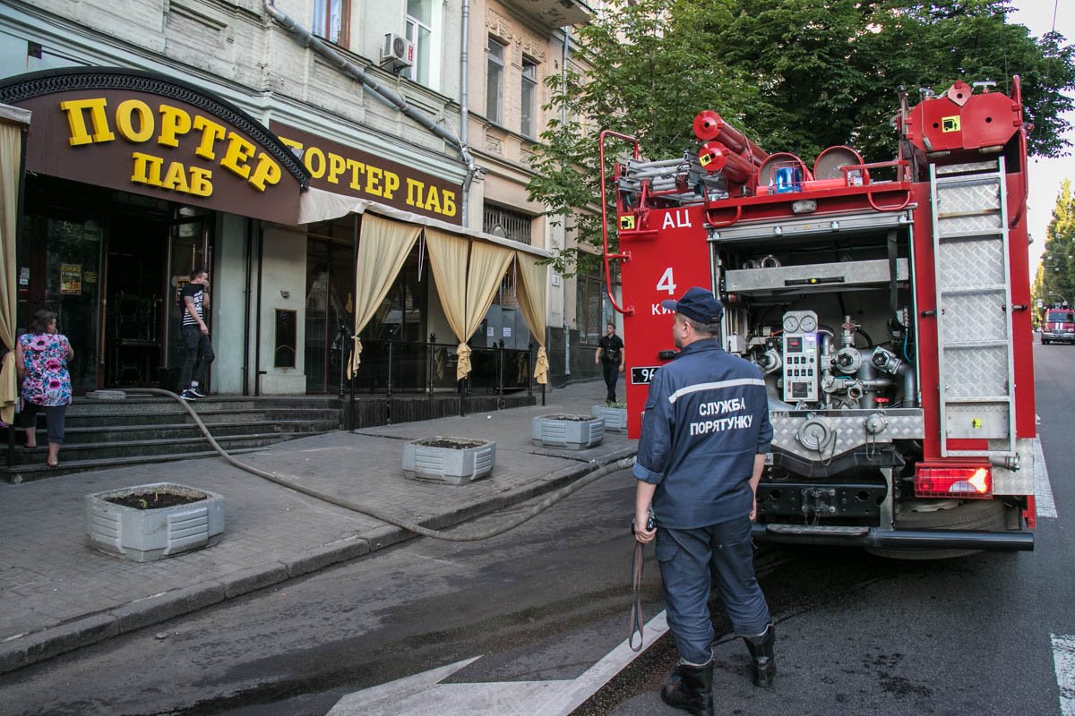 В центре Киева на бульваре Тараса Шевченко горел популярный паб В центре Киева на бульваре Тараса Шевченко горел популярный паб