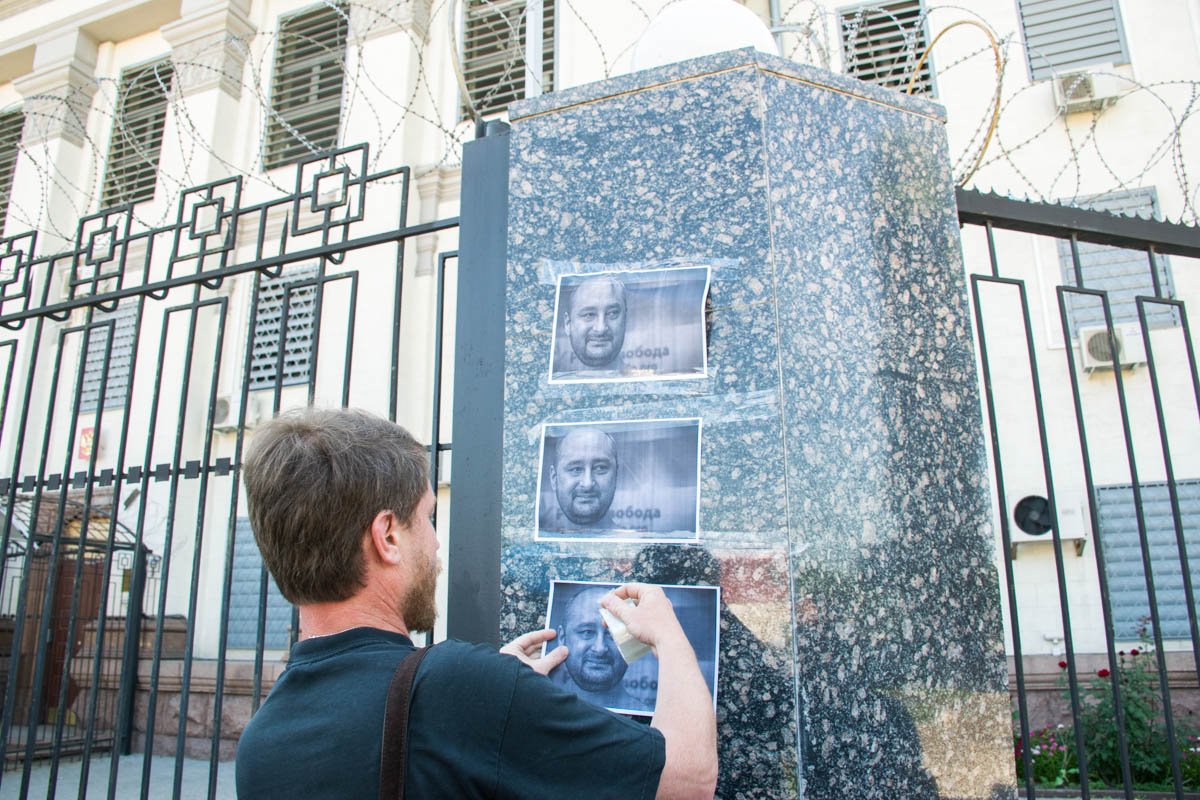 Фотографии развесил товарищ погибшего