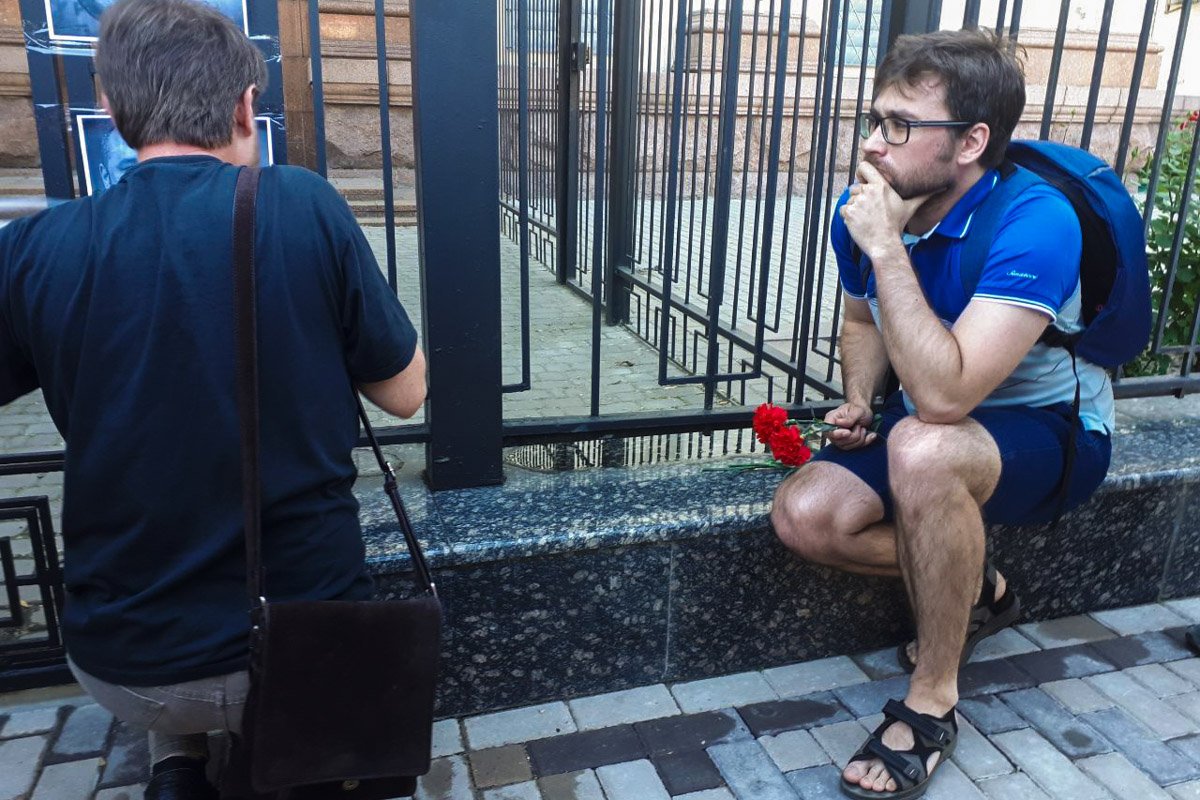 Под посольство принесли цветы