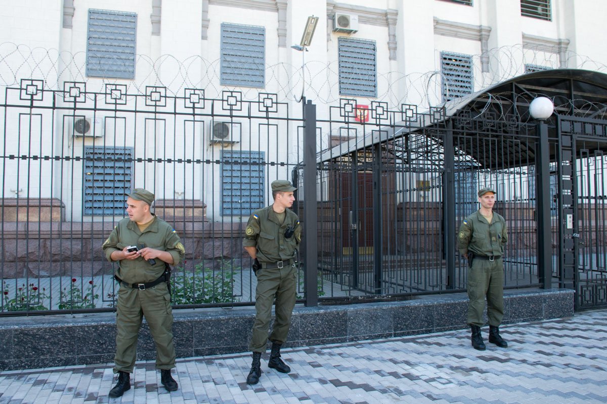 Охрана здания старалась делать вид, что не замечает пришедших на акцию журналистов