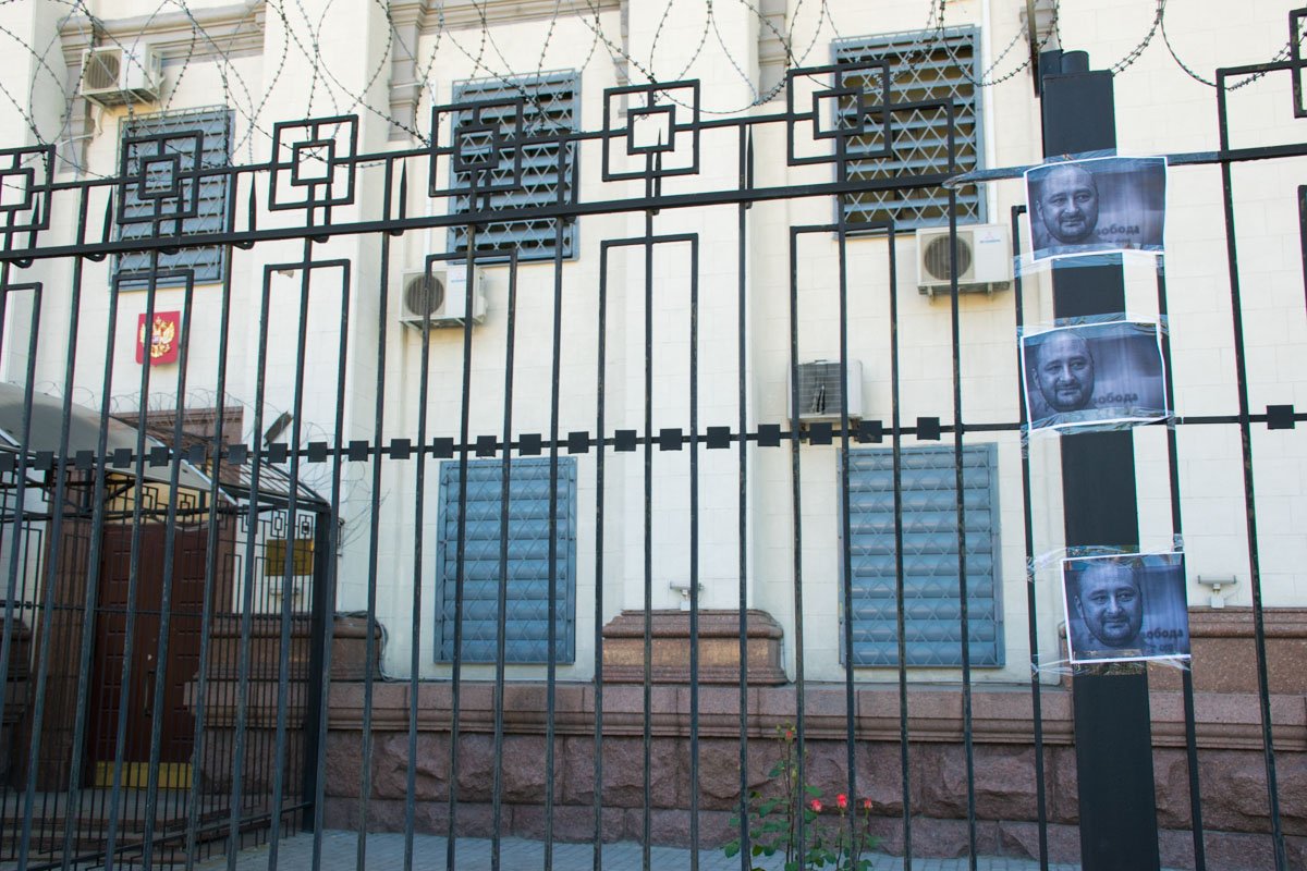 Никто из работников посольства также не вышел