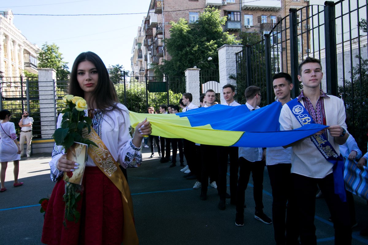 Выпускниками гимназии стали два класса - 50 старшеклассников и старшеклассниц Выпускниками гимназии стали два класса - 50 старшеклассников и старшеклассниц