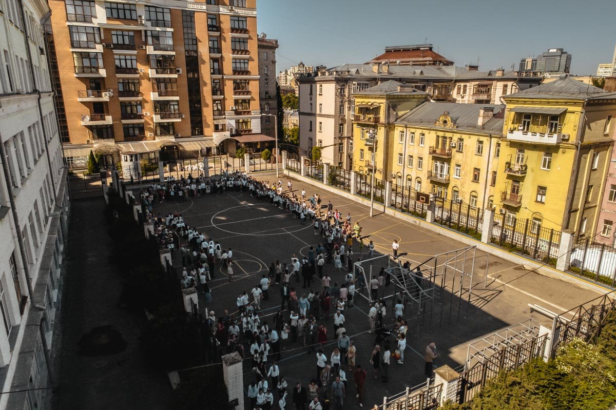 Все гимназисты собрались на торжественную линейку Все гимназисты собрались на торжественную линейку