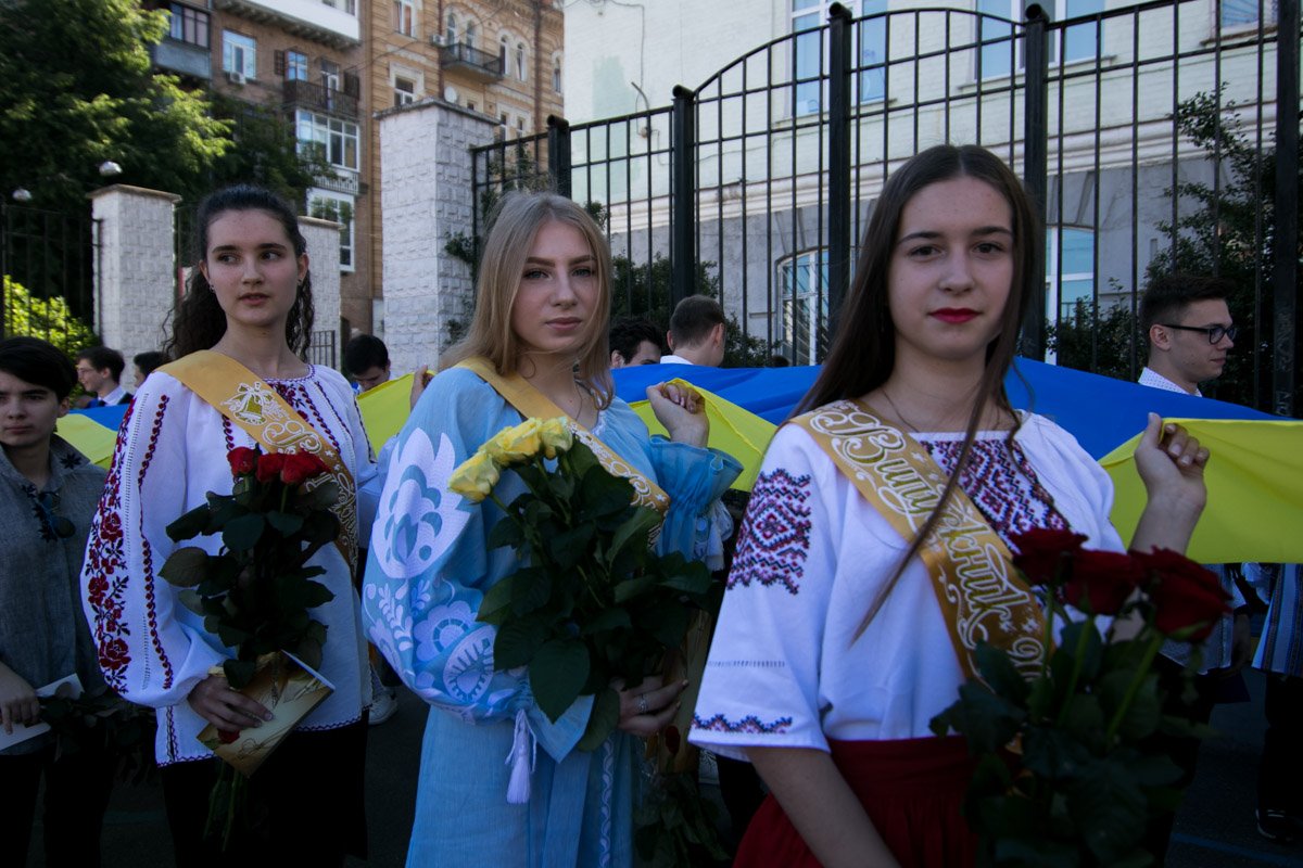 Выпускники вышли с флагом Украины Выпускники вышли с флагом Украины