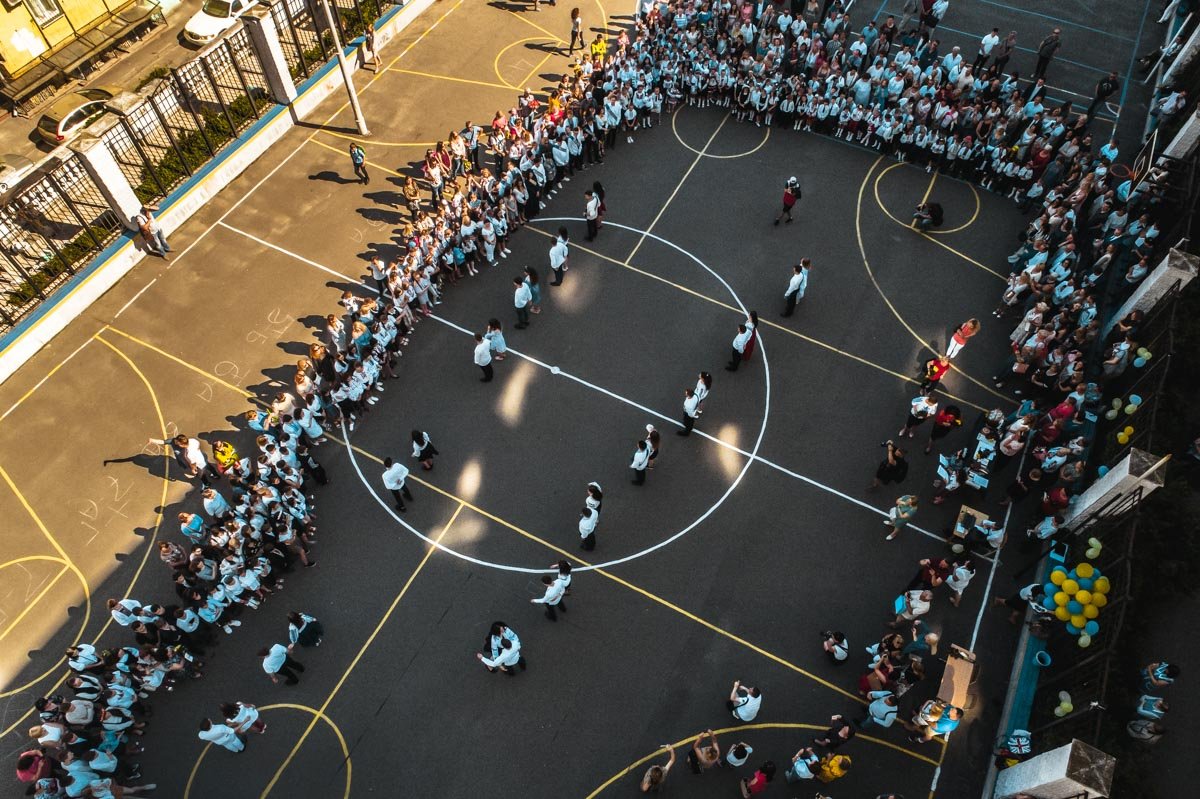 Парни и девушки станцевали последний школьный танец Парни и девушки станцевали последний школьный танец