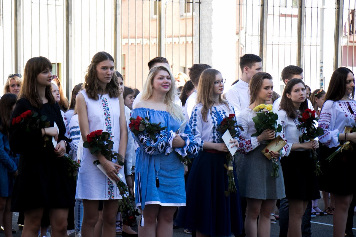 Выпускники подготовили букеты цветов для своих учителей Выпускники подготовили букеты цветов для своих учителей