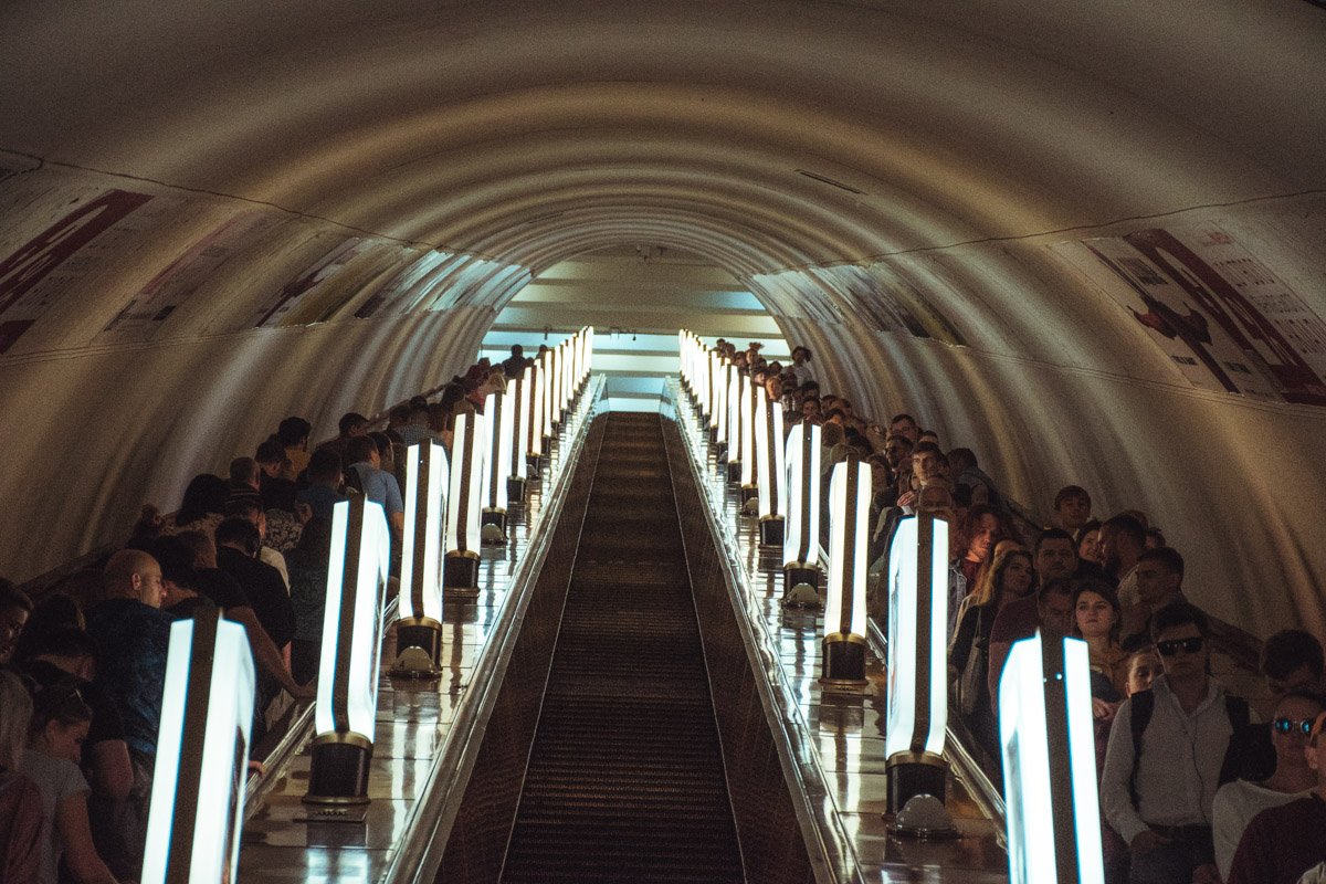 Пересечься взглядом и дальше по своим делам...