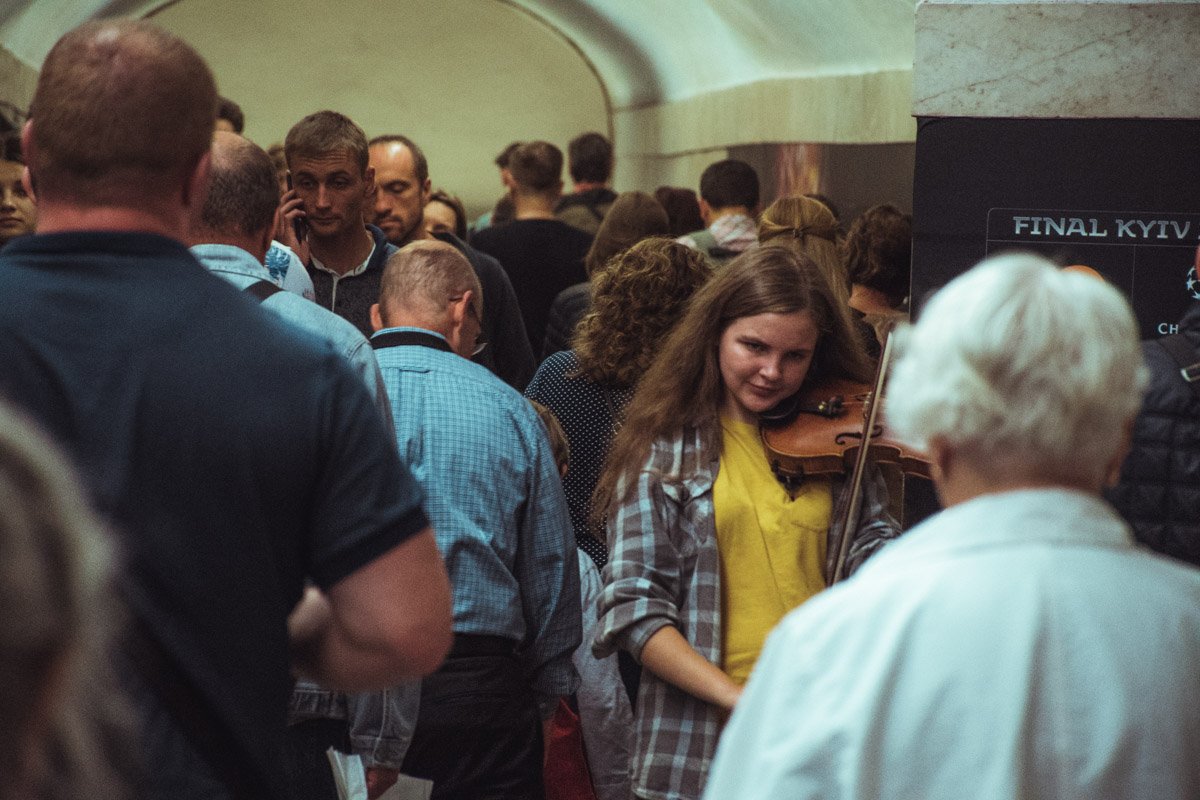 Среди толпы и сонных лиц - скрипка - как глоток свежего воздуха