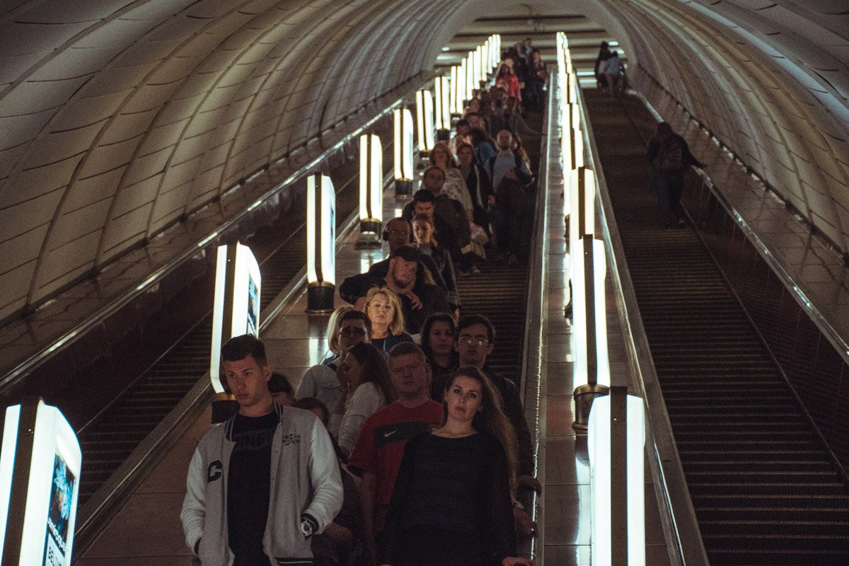 Поездка на эскалаторе - как маленький этап жизни. За короткие минуты можно и в любви признаться, и расстаться