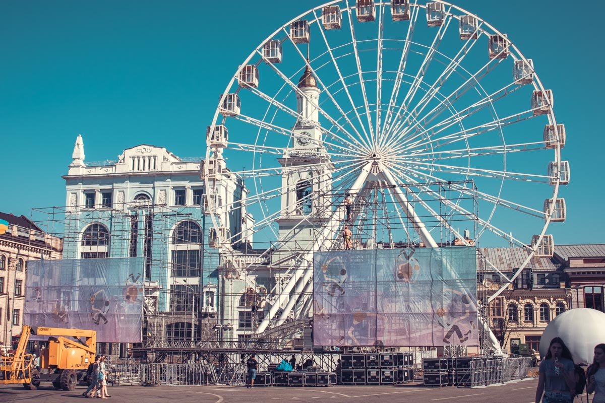 На Контрактовой уже начали монтировать сцену 