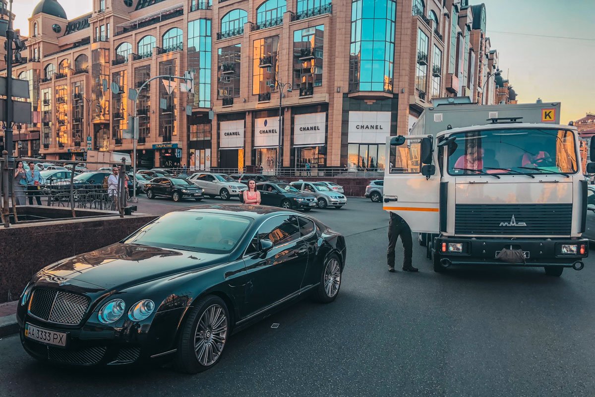 В центре столицы столкнулись МАЗ и Bentley Continental В центре столицы столкнулись МАЗ и Bentley Continental