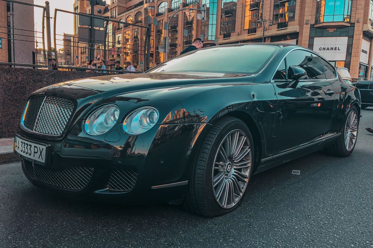 А иномарки пострадала левая боковина А иномарки пострадала левая боковина