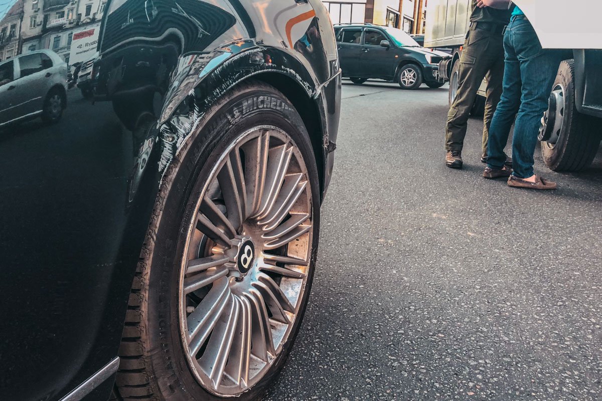 В центре Киева "автозак" столкнулся с Bentley Continental 3
