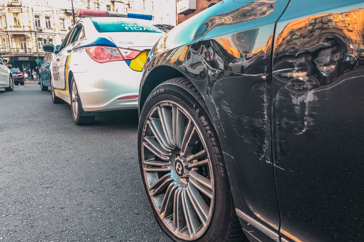 От столкновения пробито колесо От столкновения пробито колесо