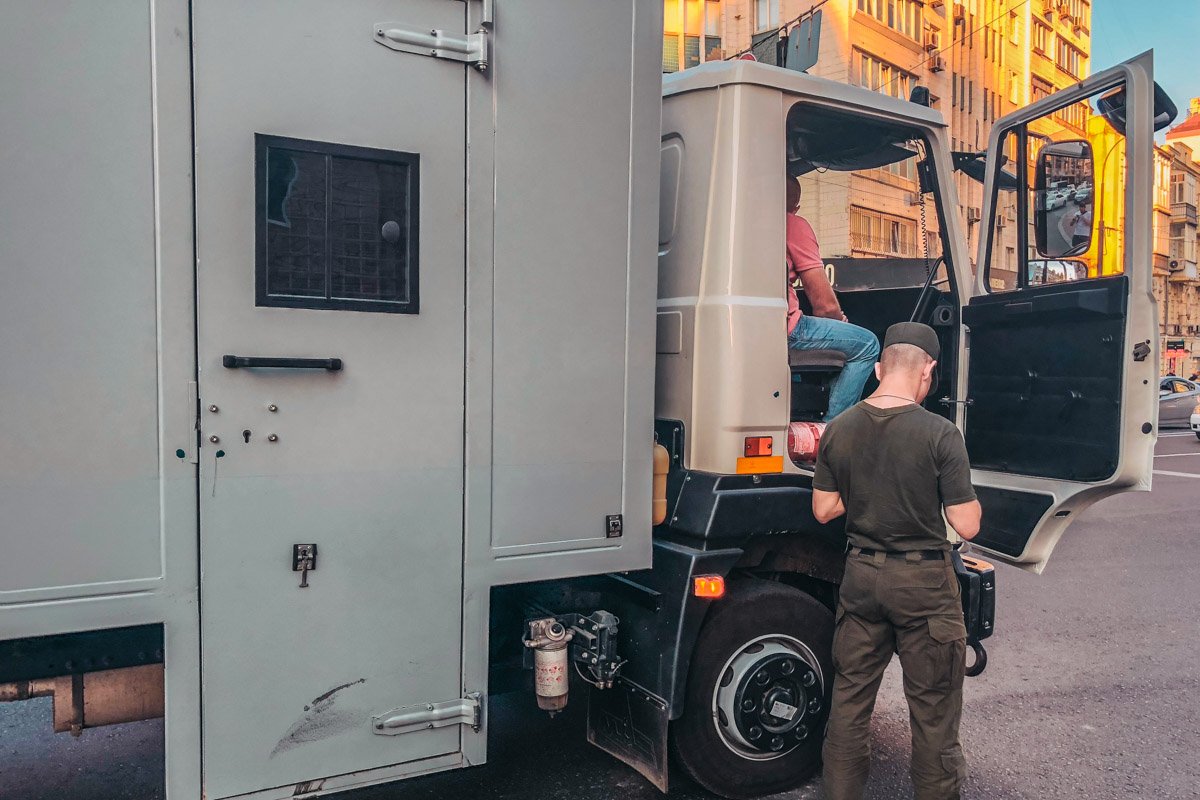 На двери видимый след аварии На двери видимый след аварии