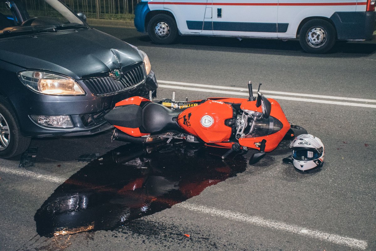 С двигателя мотоцикла на проезжую часть вытекло много масла и топлива