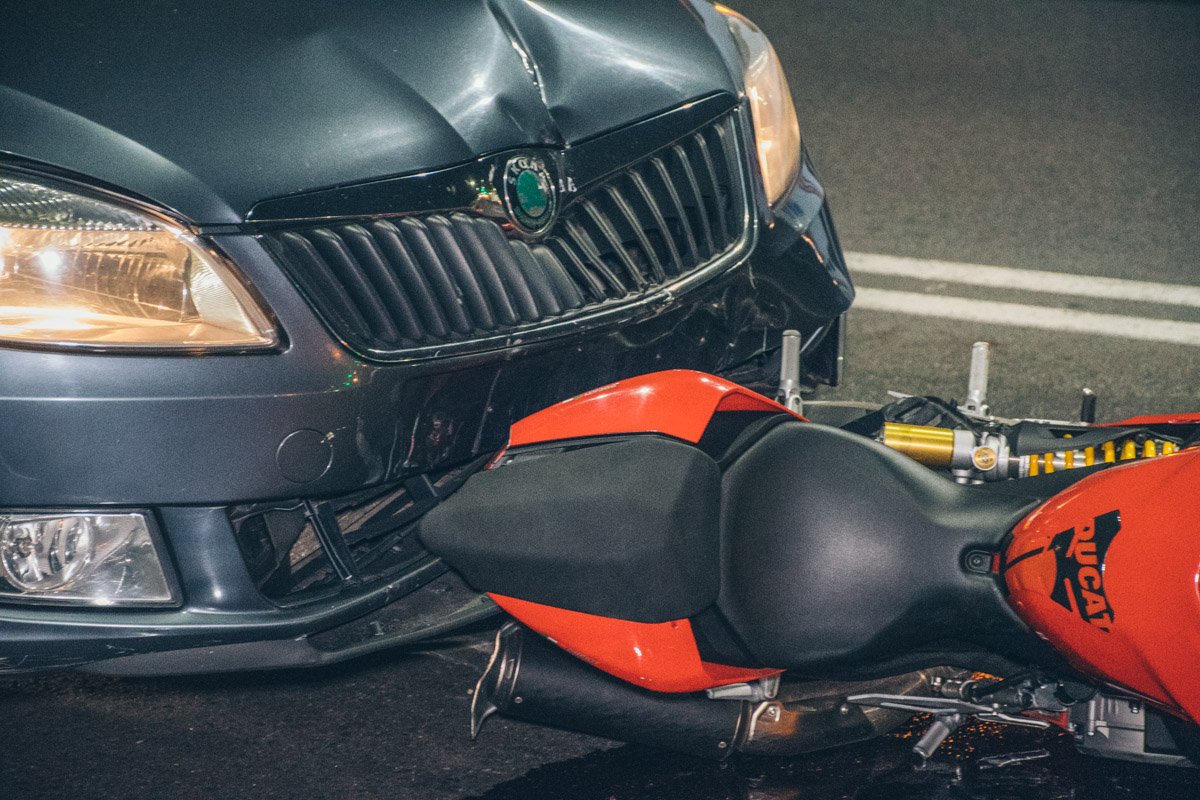 У машины поврежден капот и бампер