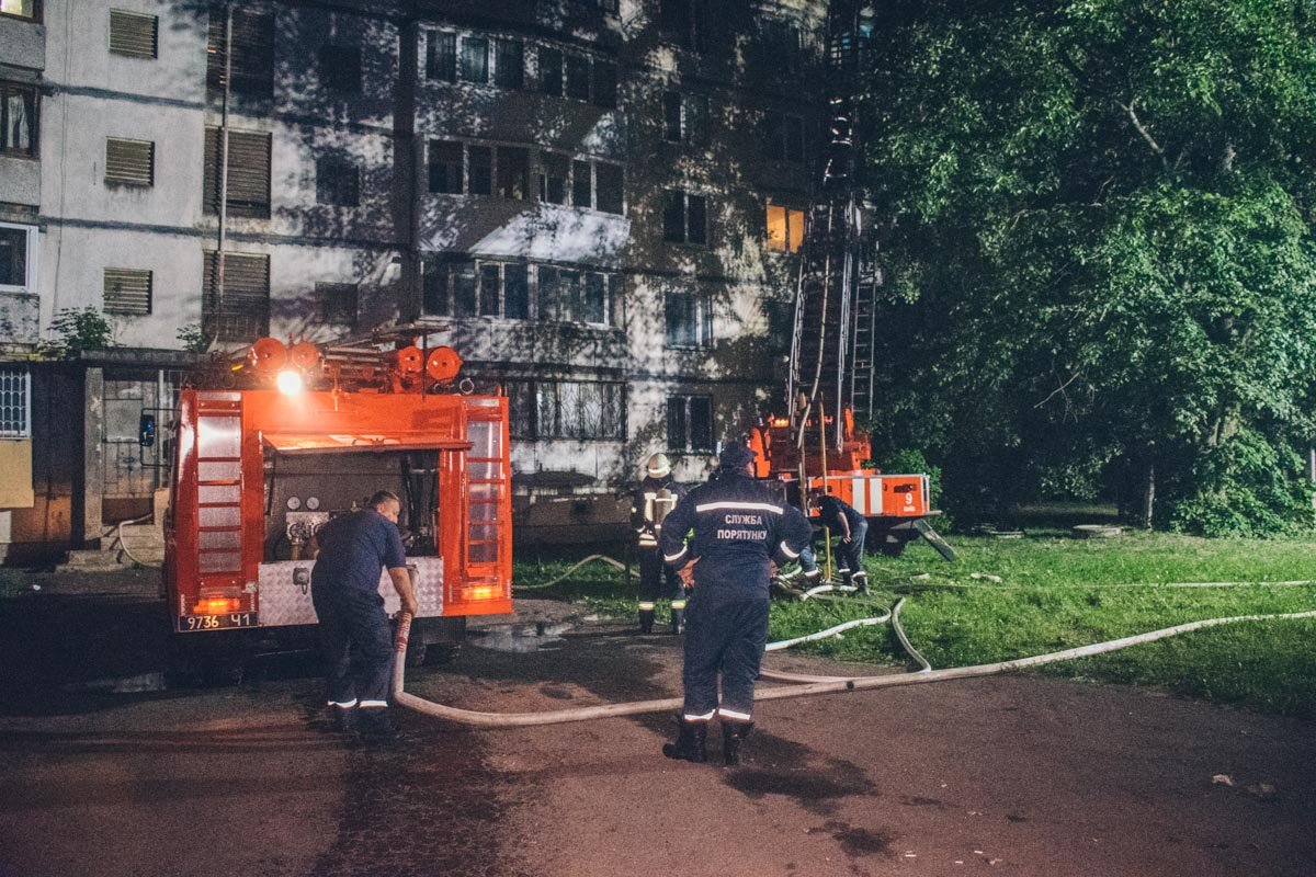 Для тушения на высоте пожарные применили лестницу