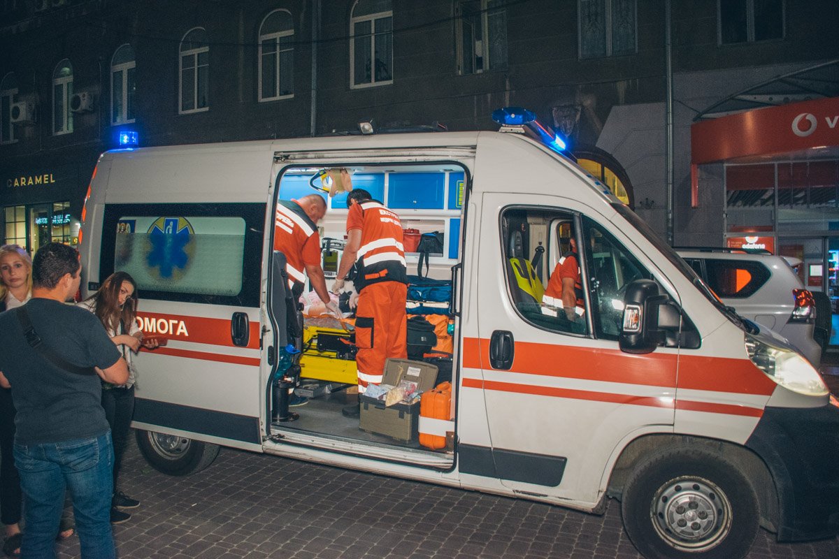 На Крещатике несовершеннолетняя участница группы "Синий Кит" вскрыла себе вены