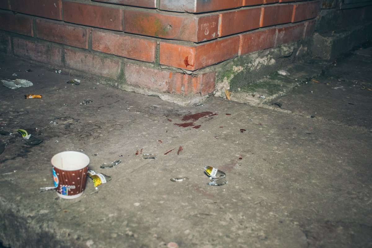 Кровь и битые стекла на месте инцидента