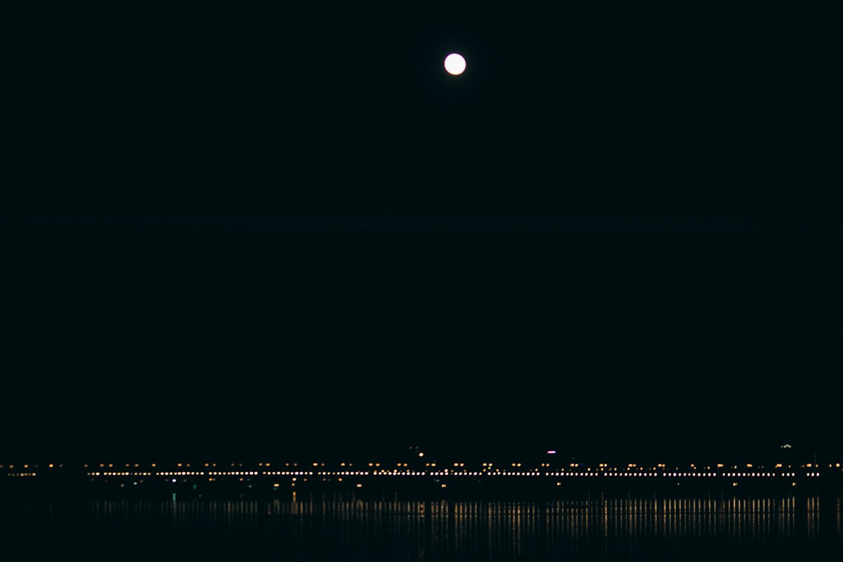 Даже над водой она освещает путь кораблям Даже над водой она освещает путь кораблям