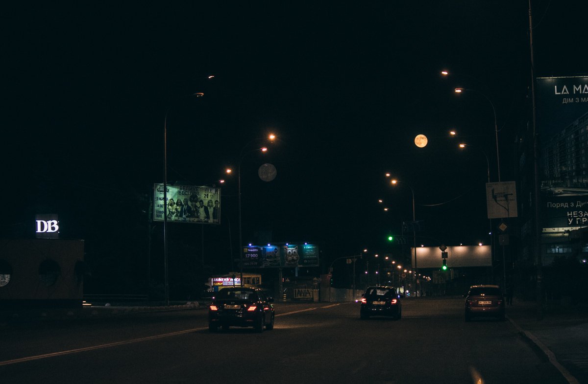 Среди фонарей уличного освещения она выделяется своим оттенком Среди фонарей уличного освещения она выделяется своим оттенком