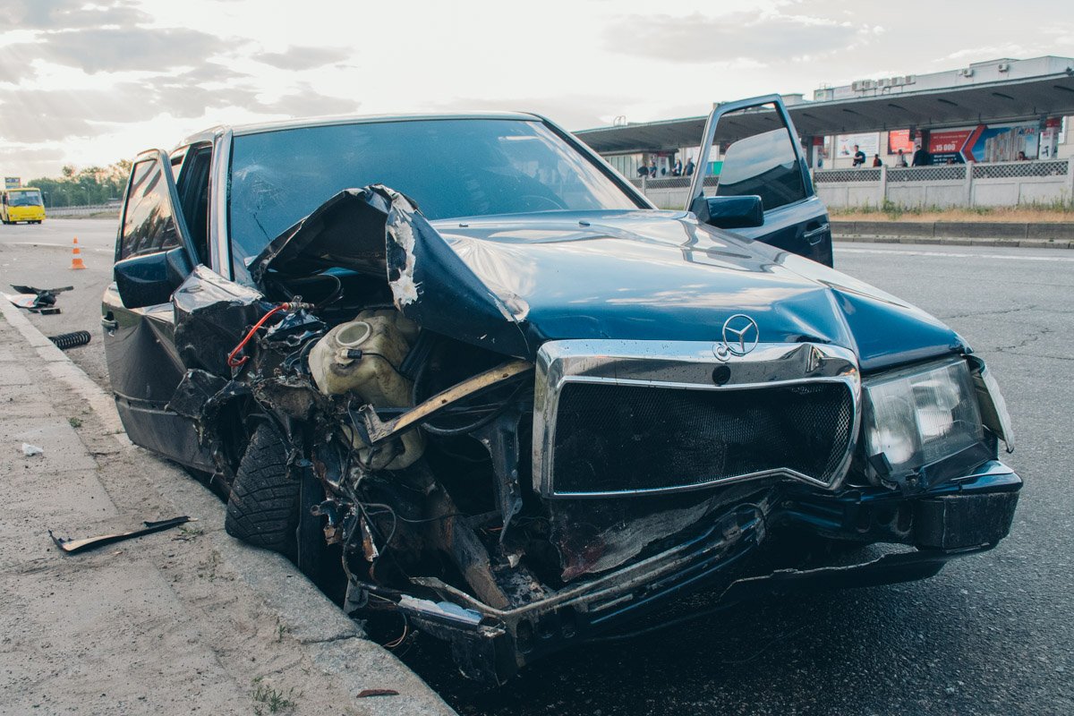 Mercedes ехал по Броварскому в сторону центра