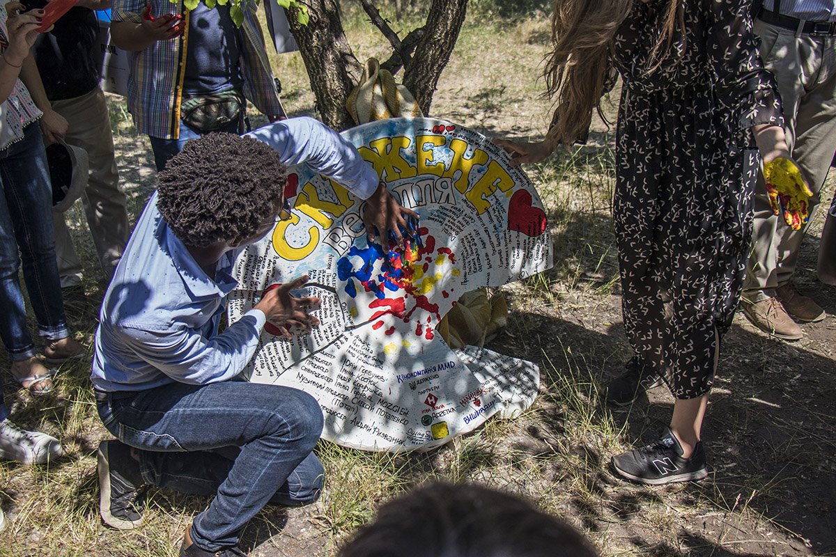 На пресс-конференции разбили тарелку с именами членов команды 