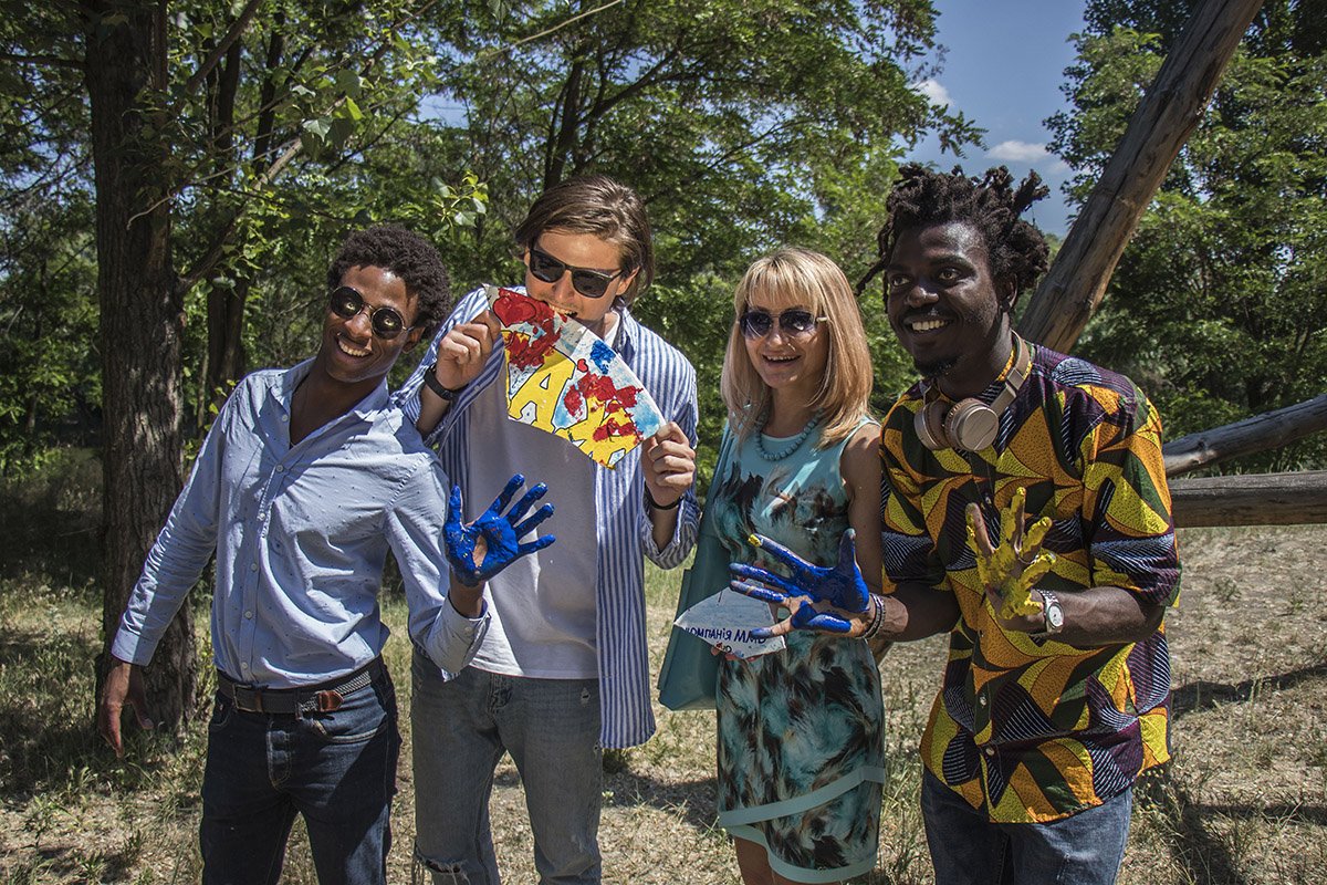 На тарелке актеры оставили свои отпечатки краской