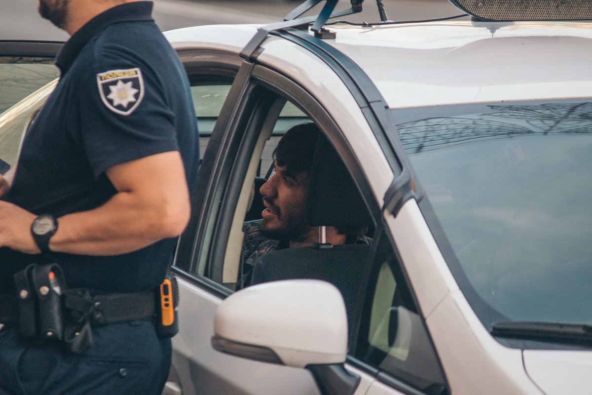 Мужчина пытается объяснить полиции обстоятельства происшествия Мужчина пытается объяснить полиции обстоятельства происшествия