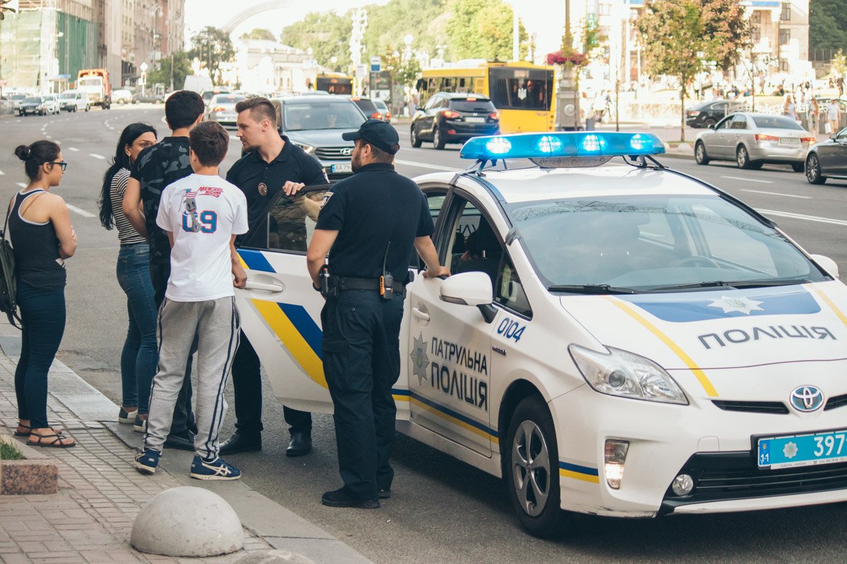 Вокруг собралось много желающих посмотреть на происходящее Вокруг собралось много желающих посмотреть на происходящее