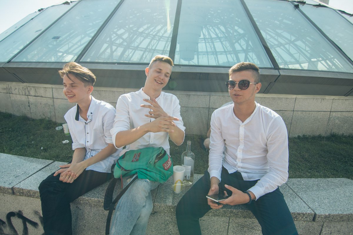 Парни признались, что счастливы наконец-то окончить школу 