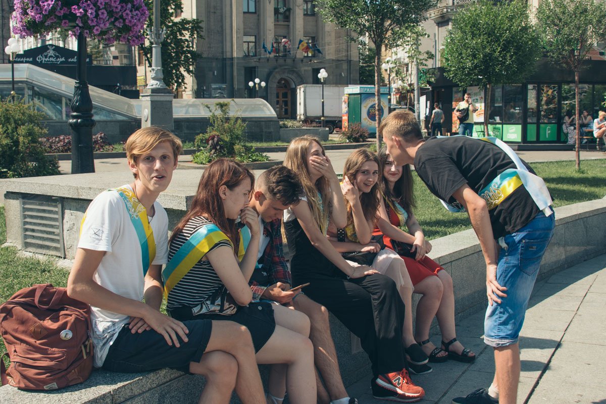 Главный атрибут этого дня - яркие ленточки "Выпускник 2018", которые каждый носил с гордостью